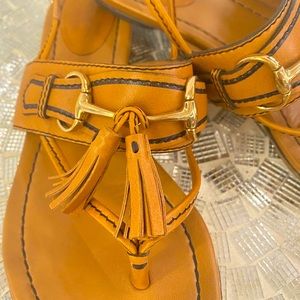 ❤️‍🔥 Vintage Gucci sandales with gold trim and tassels size 6